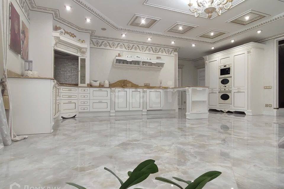 Продаётся 4-комнатная квартира, 198 м²