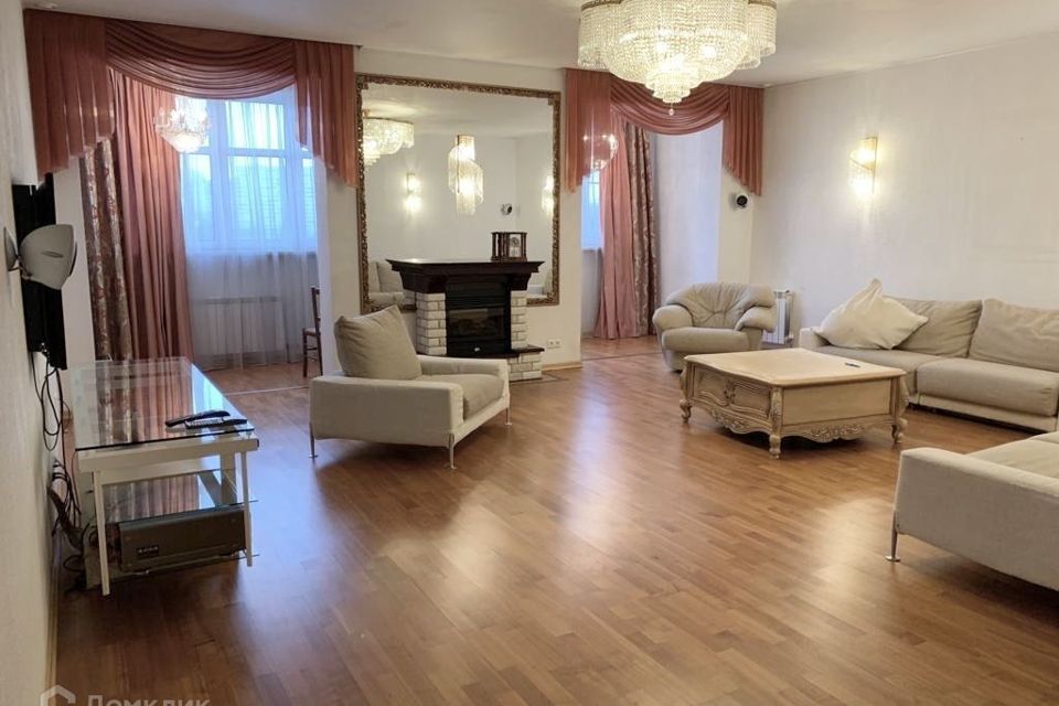 Сдаётся 4-комнатная квартира, 240 м²