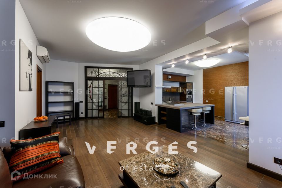 Продаётся 3-комнатная квартира, 130 м²