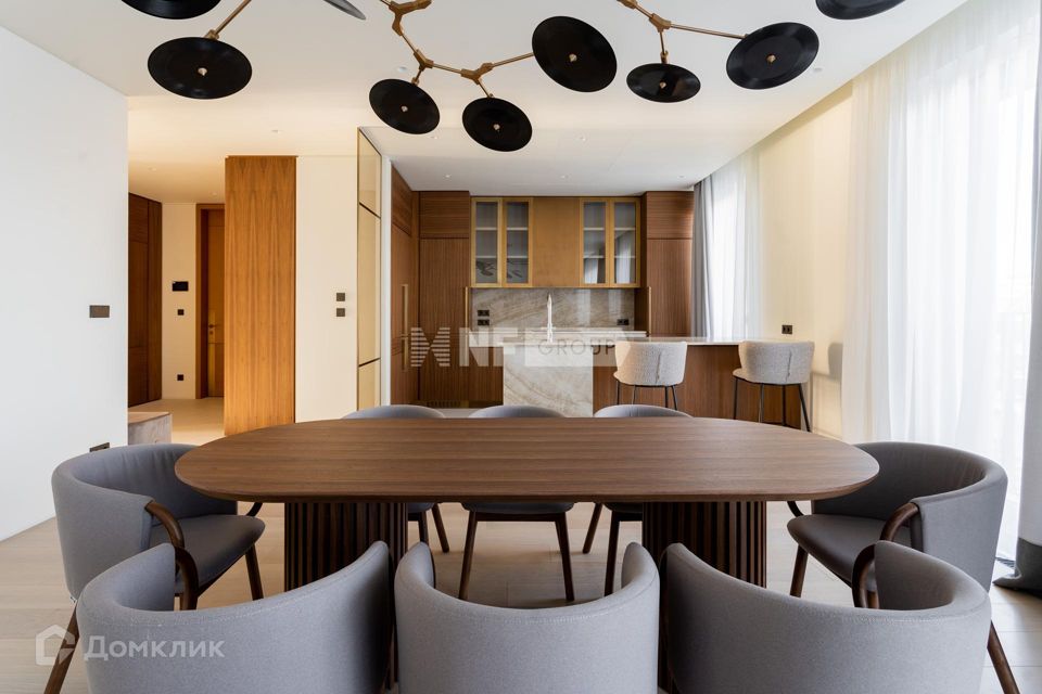 Продаётся 4-комнатная квартира, 142.1 м²