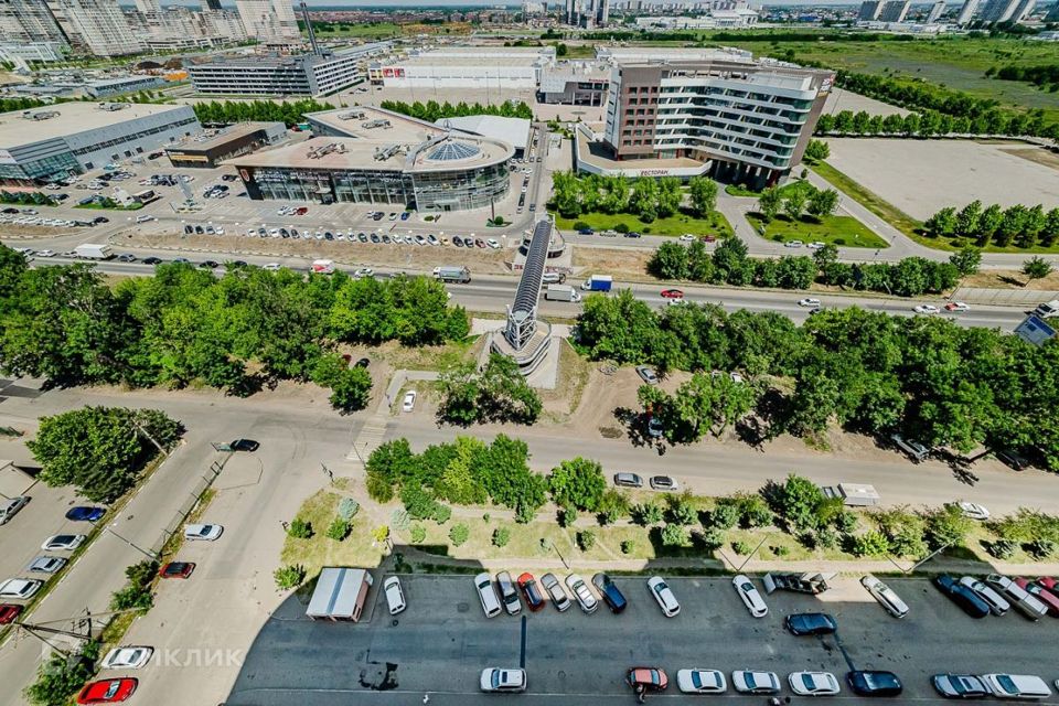 Продаётся 4-комнатная квартира, 165.2 м²