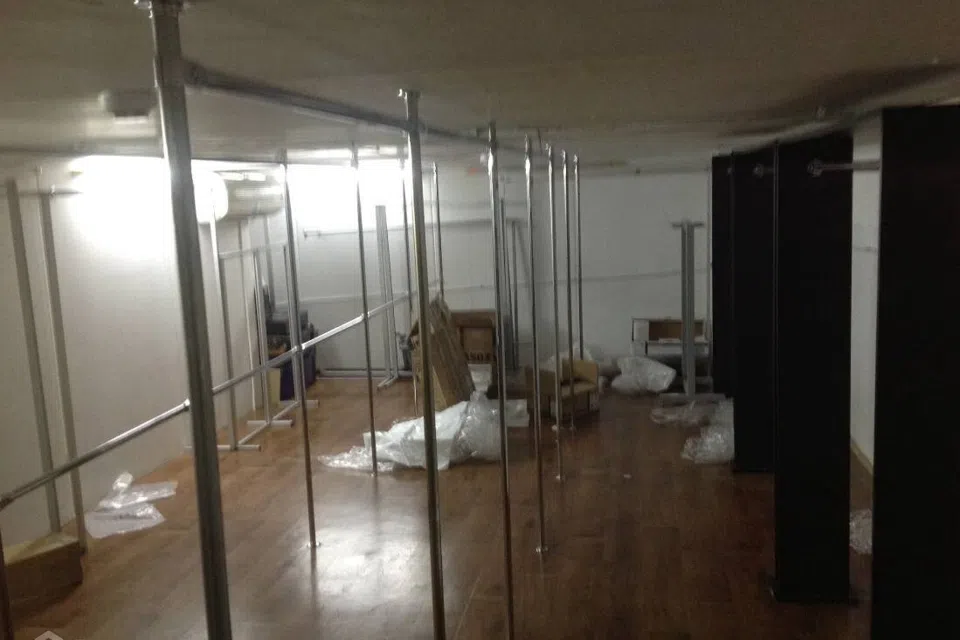 Сдаётся торговое помещение, 150 м²