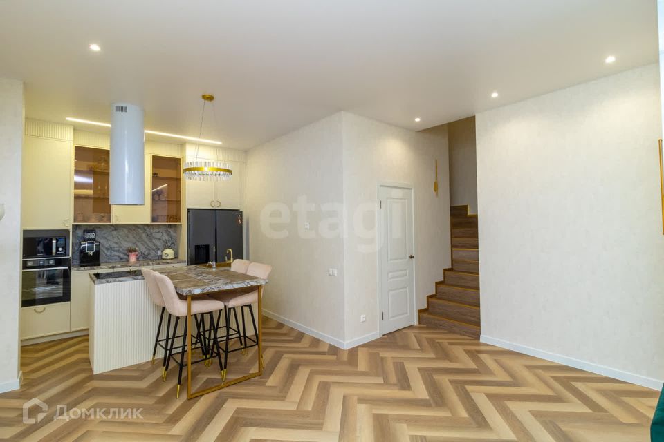 Продаётся 4-комнатная квартира, 142.6 м²