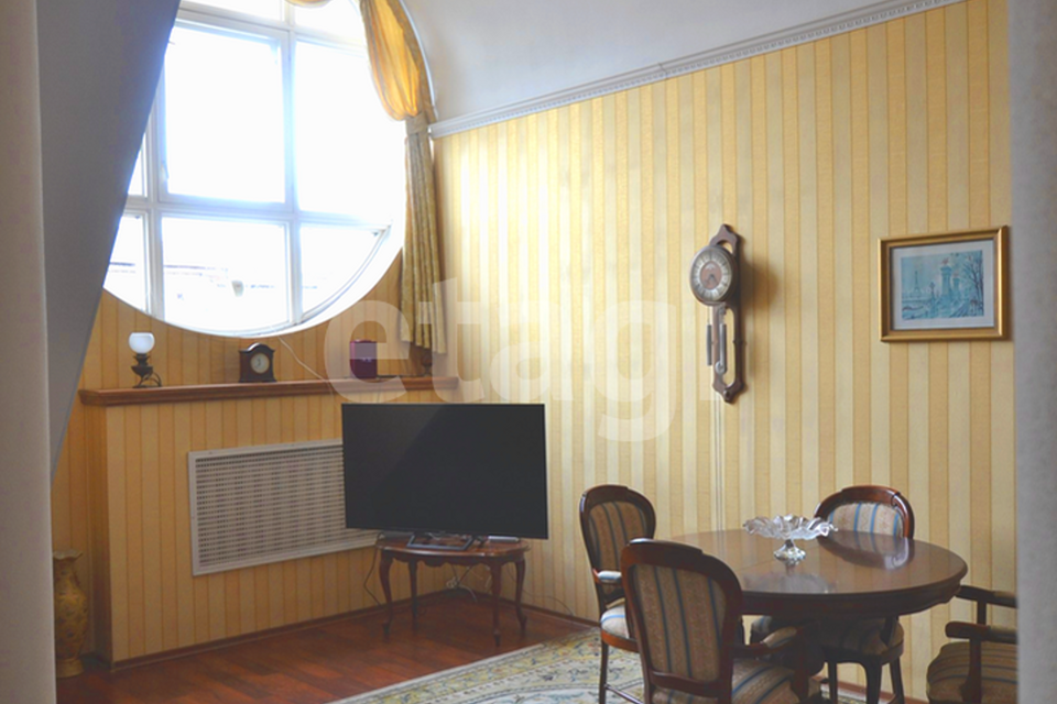 Продаётся 3-комнатная квартира, 131 м²