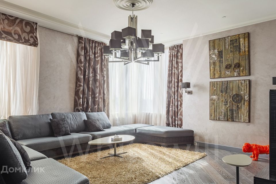 Продаётся 4-комнатная квартира, 210 м²