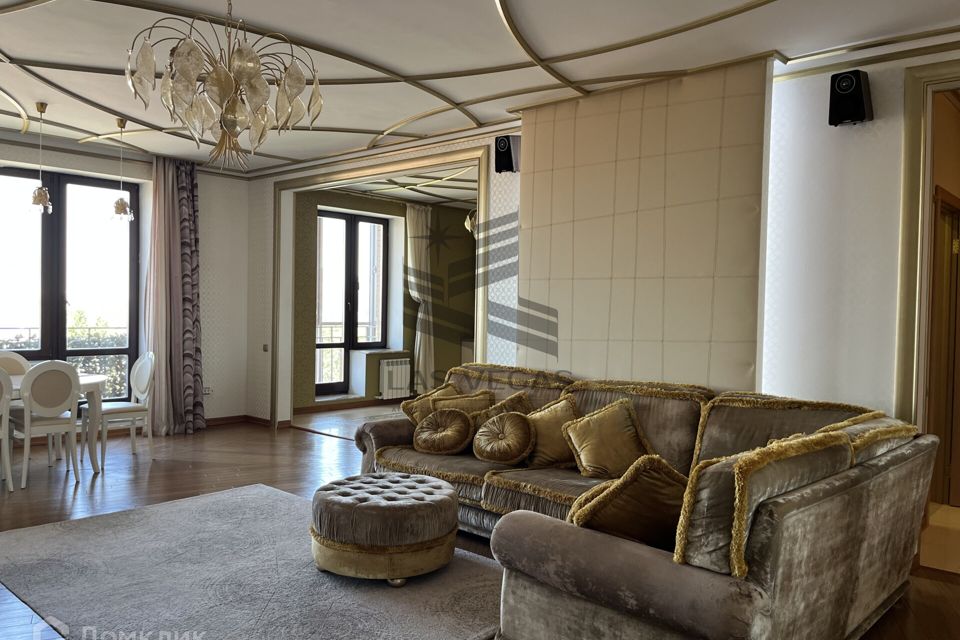 Сдаётся 4-комнатная квартира, 140 м²