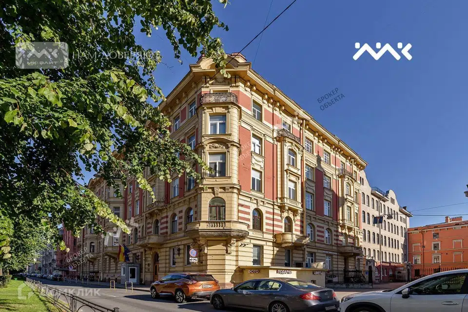Продаётся 8-комнатная квартира, 270.8 м²