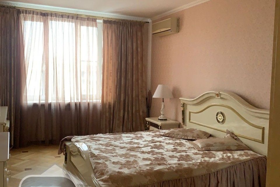 Продаётся 4-комнатная квартира, 130 м²