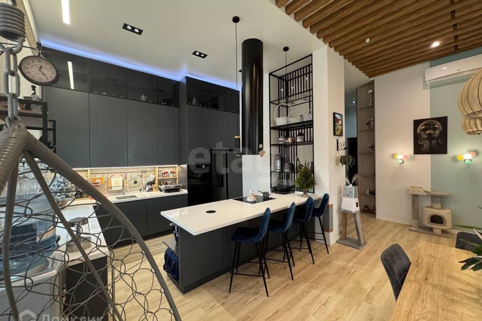 Продаётся 3-комнатная квартира, 125.9 м²