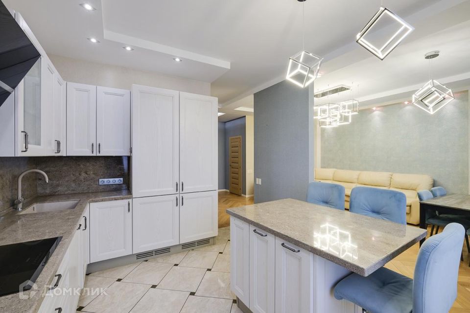 Продаётся 3-комнатная квартира, 129.3 м²