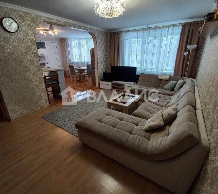Продаётся 4-комнатная квартира, 131.5 м²
