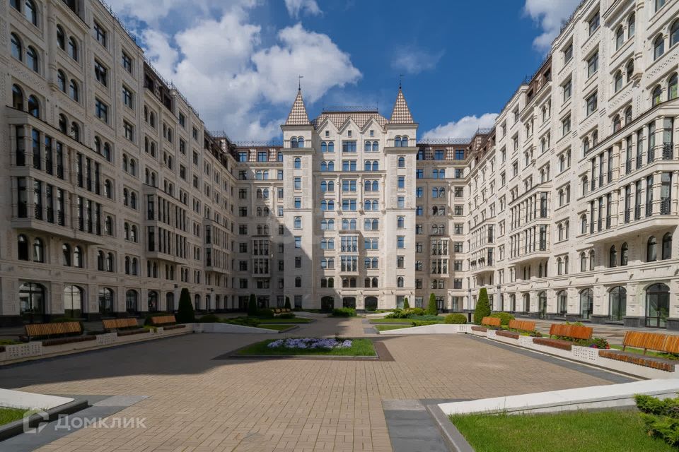 Продаётся 4-комнатная квартира, 135.6 м²