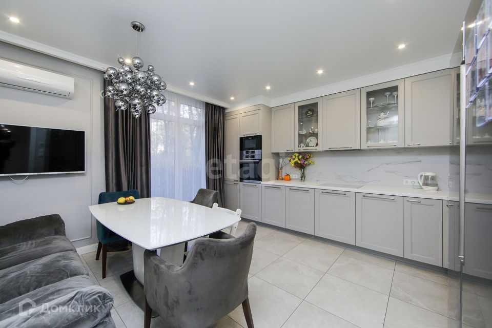 Продаётся 3-комнатная квартира, 102 м²
