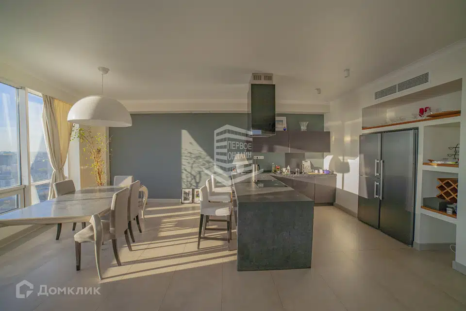 Продаётся 3-комнатная квартира, 145.6 м²