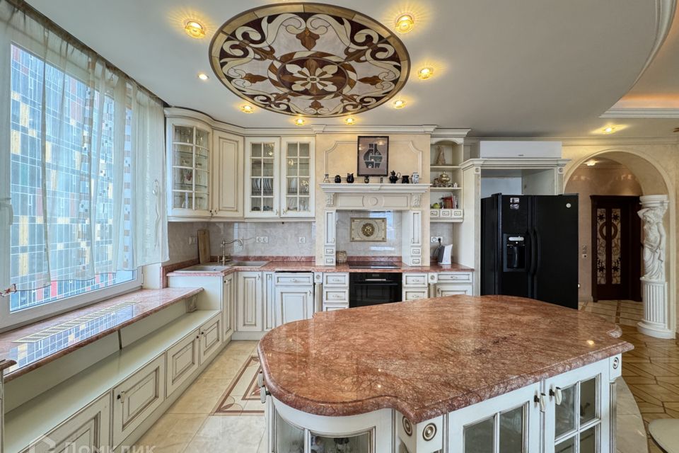 Продаётся 3-комнатная квартира, 142.4 м²