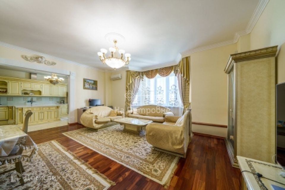 Продаётся 4-комнатная квартира, 160.4 м²