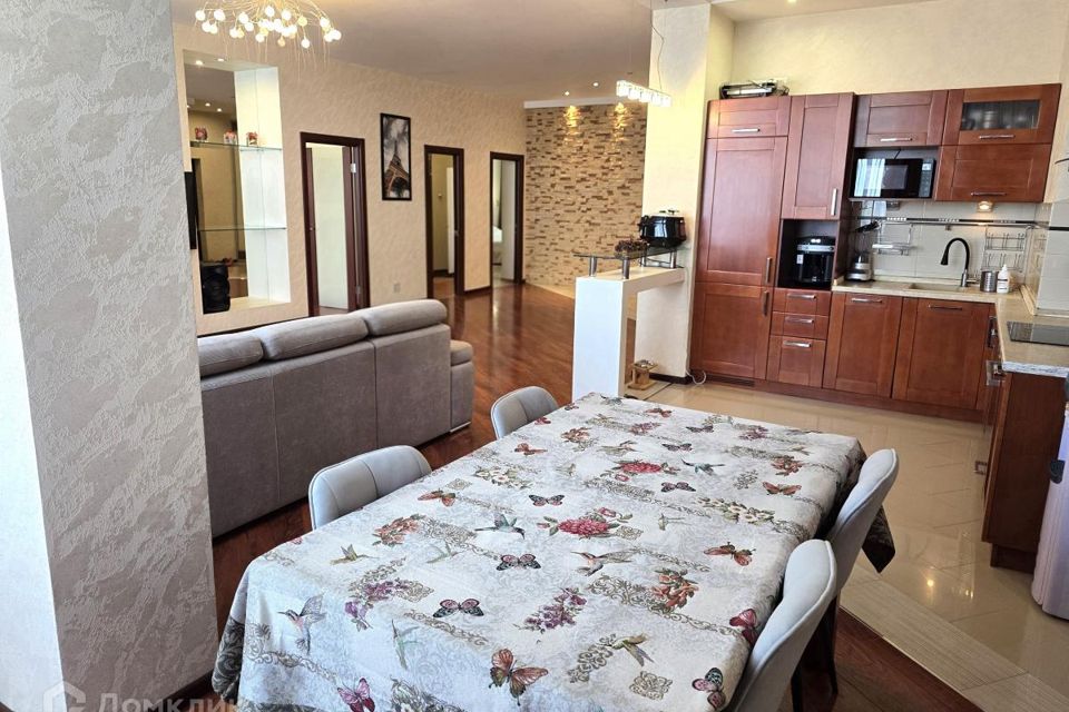 Продаётся 3-комнатная квартира, 130.6 м²