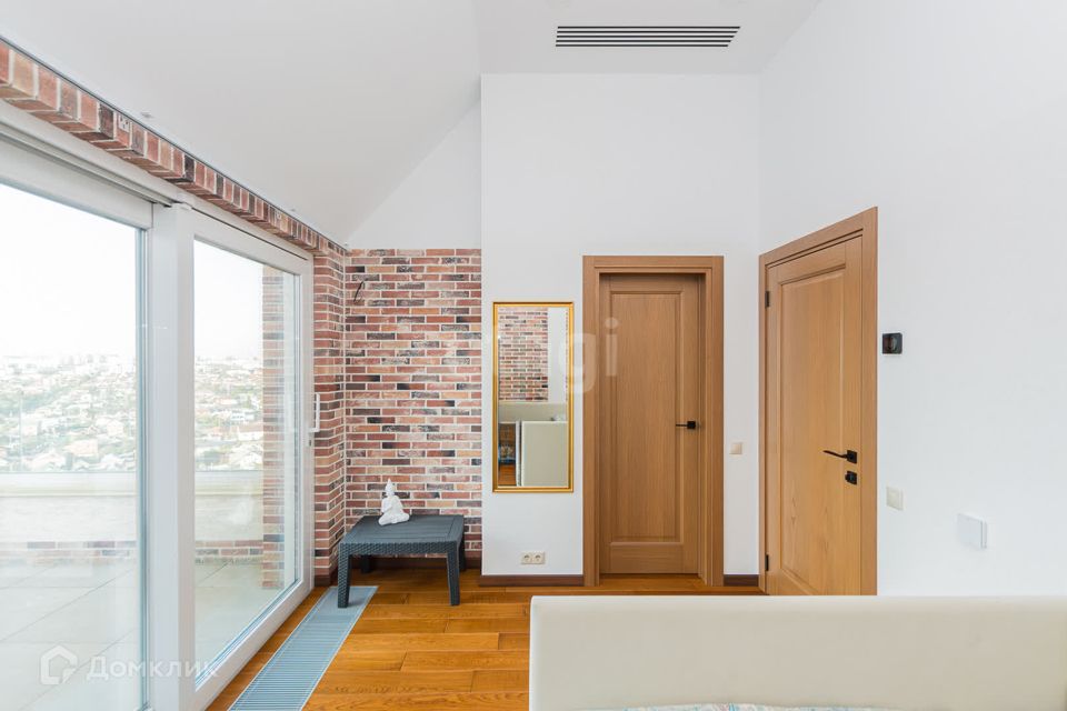 Продаётся 4-комнатная квартира, 221.5 м²
