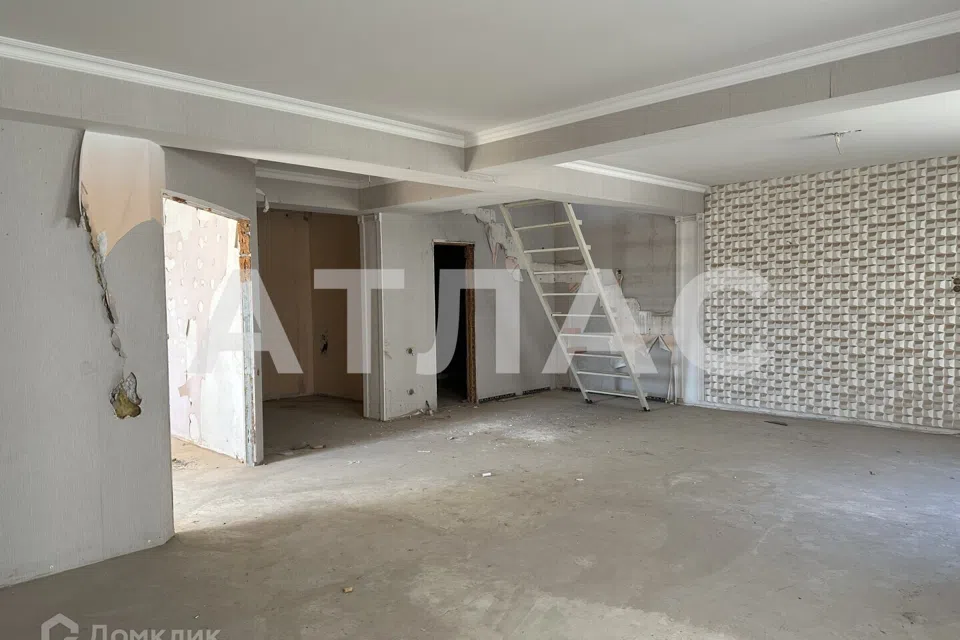 Продаётся 4-комнатная квартира, 178.6 м²