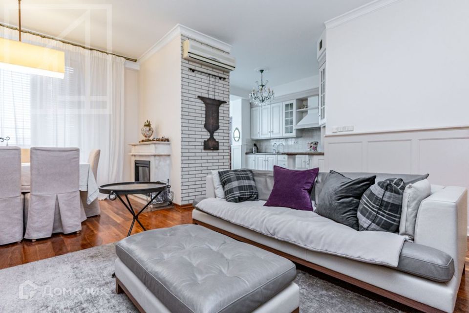 Сдаётся 5-комнатная квартира, 240 м²