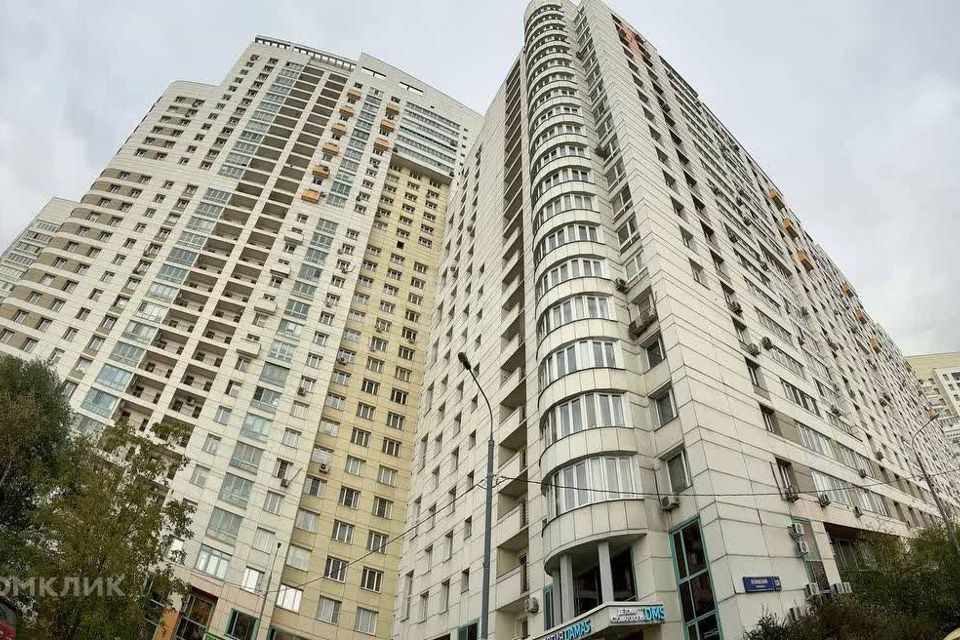 Продаётся 4-комнатная квартира, 145 м²