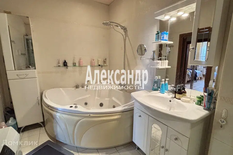 Продаётся 3-комнатная квартира, 109 м²