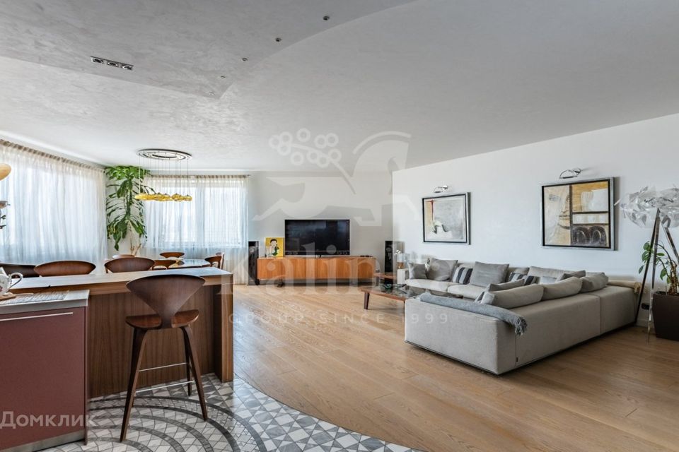 Сдаётся 4-комнатная квартира, 196 м²