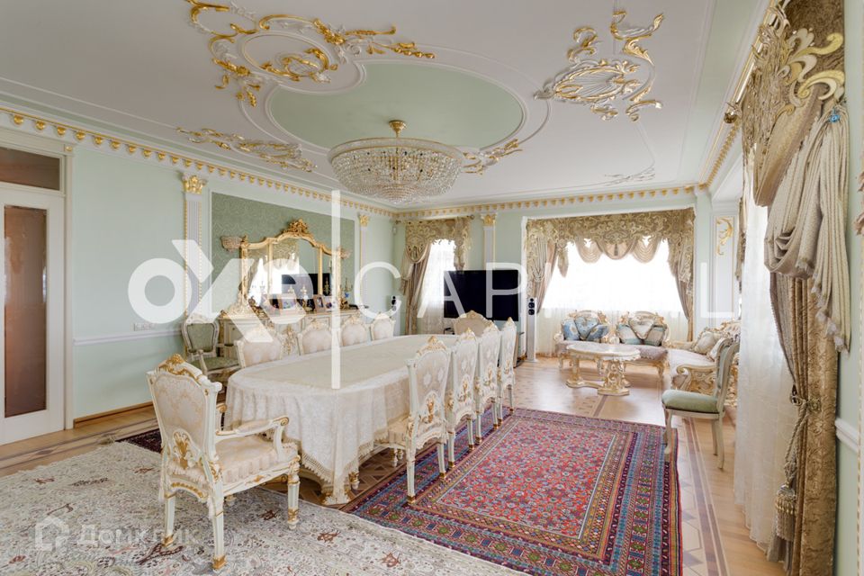 Продаётся 4-комнатная квартира, 217.9 м²