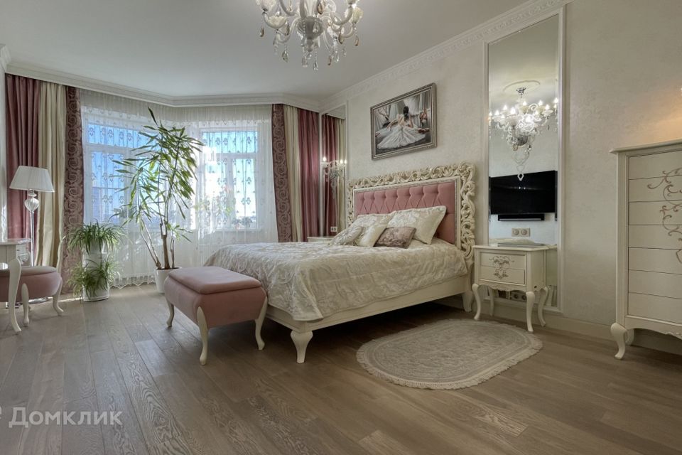 Продаётся 4-комнатная квартира, 160.5 м²