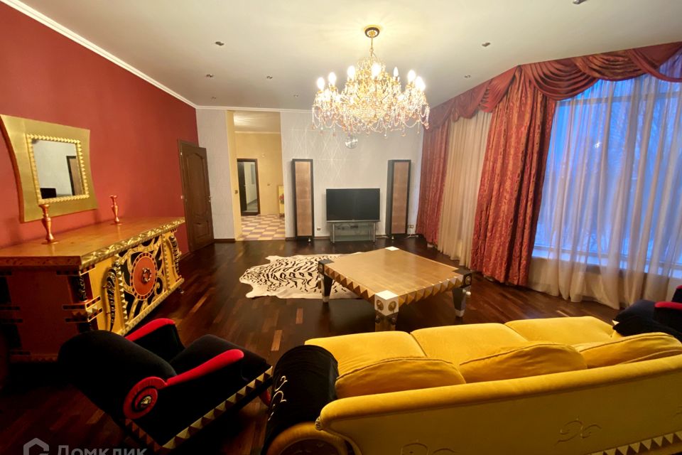 Сдаётся 3-комнатная квартира, 200 м²