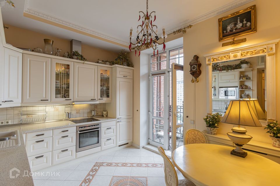 Продаётся 4-комнатная квартира, 146 м²