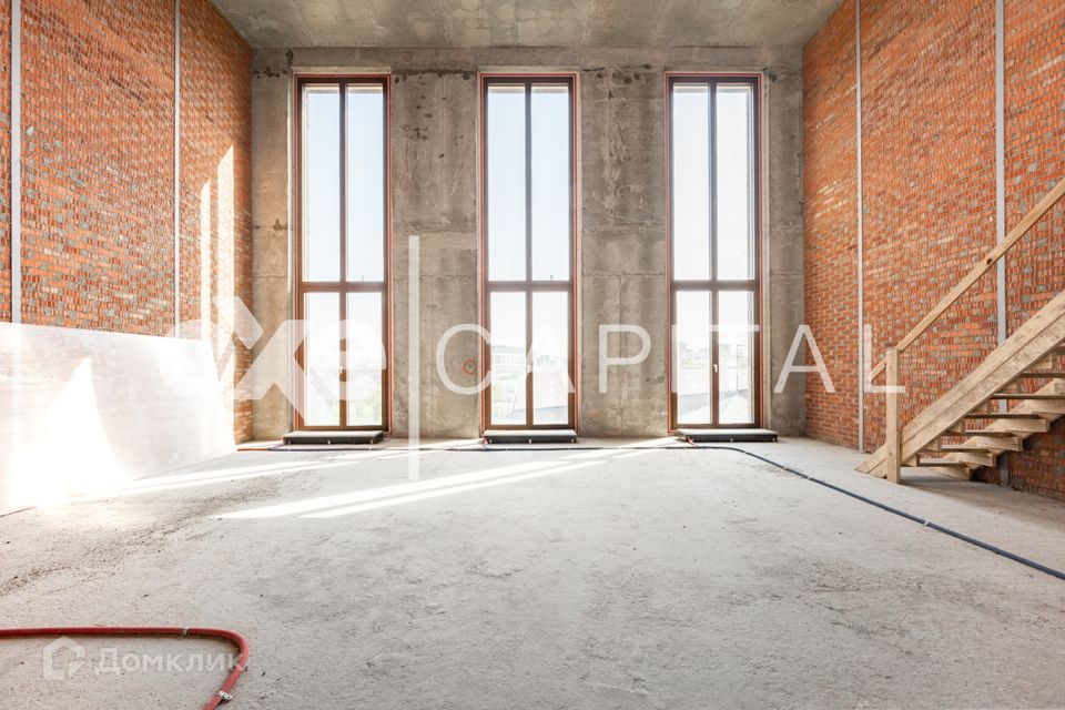 Продаётся 4-комнатная квартира, 217.4 м²