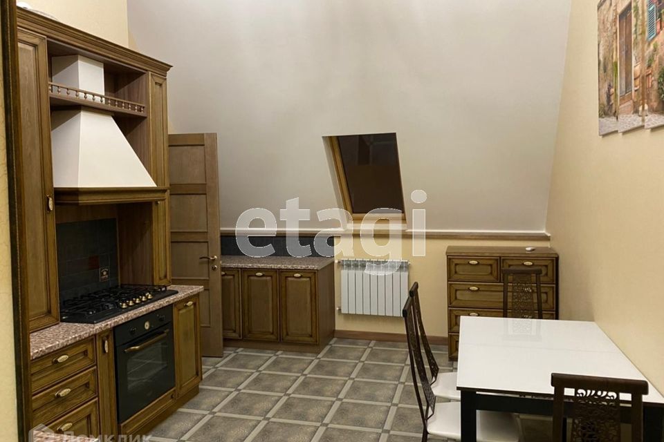 Продаётся 3-комнатная квартира, 196 м²