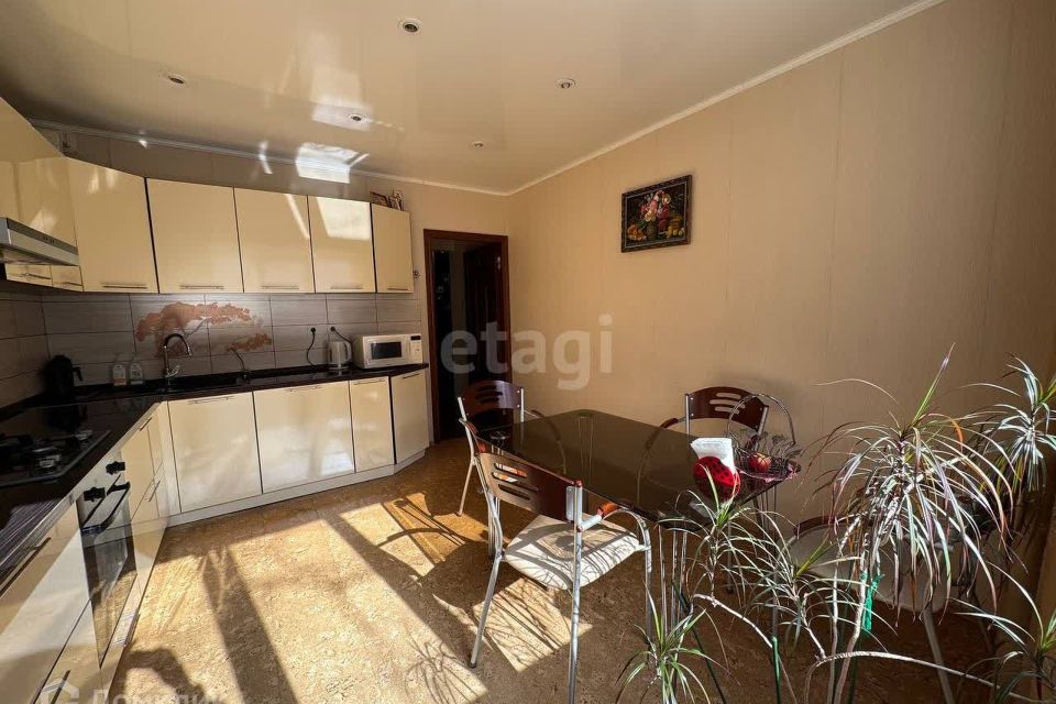 Продаётся 4-комнатная квартира, 110 м²