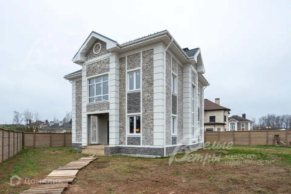 Продаётся 3-этажный дом, 300 м²