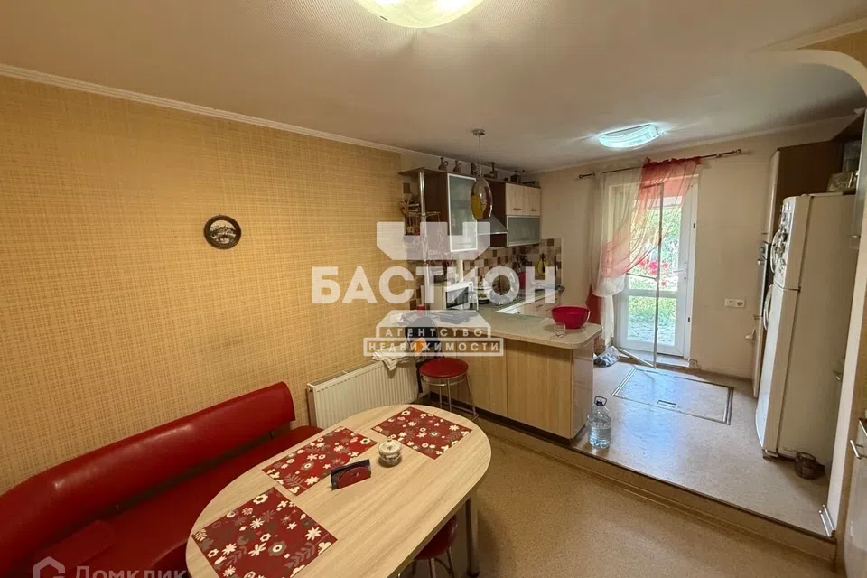Продаётся 2-этажный дом, 200 м²