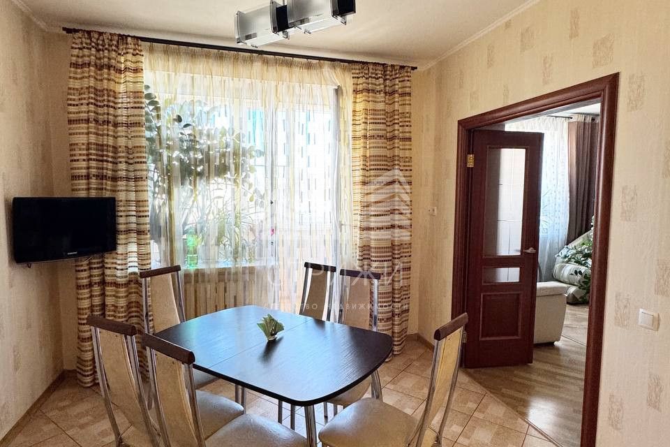Продаётся 4-комнатная квартира, 137 м²