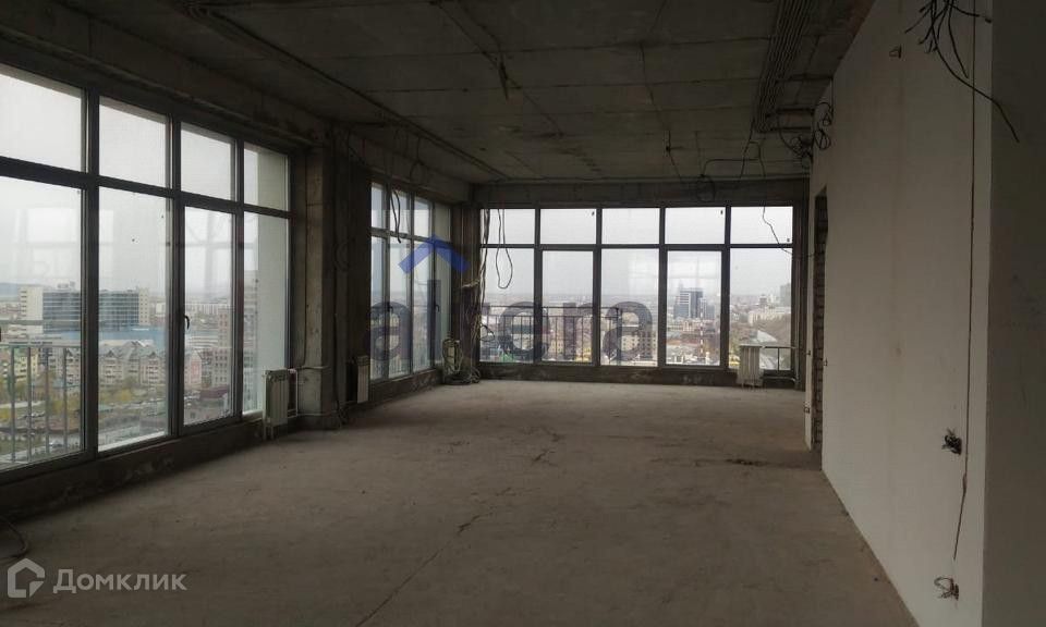 Продаётся 4-комнатная квартира, 300 м²