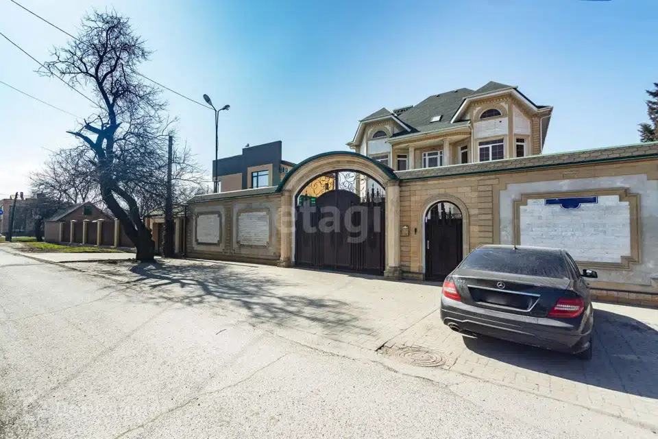 Продаётся 3-этажный дом, 567 м²