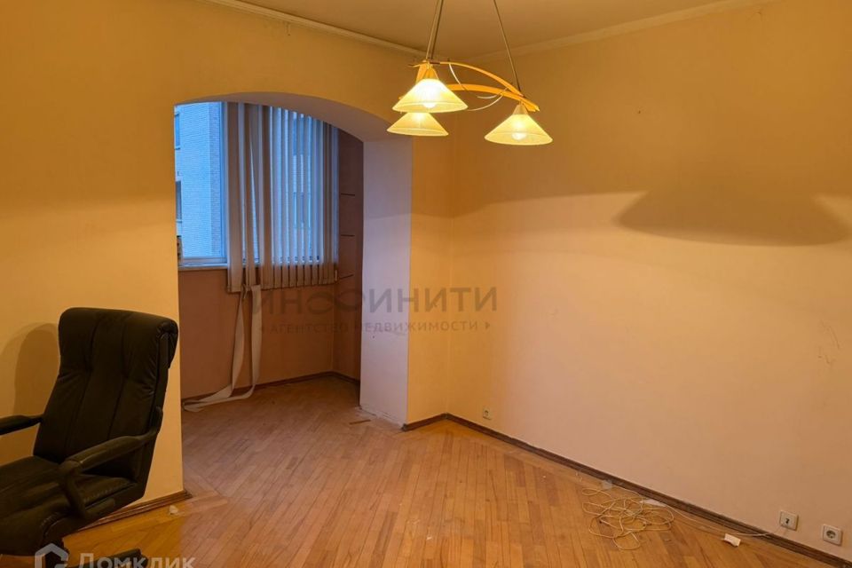 Продаётся 4-комнатная квартира, 180 м²