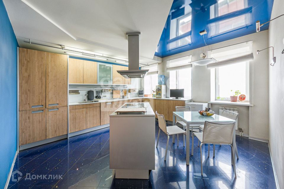 Продаётся 5-комнатная квартира, 242.4 м²