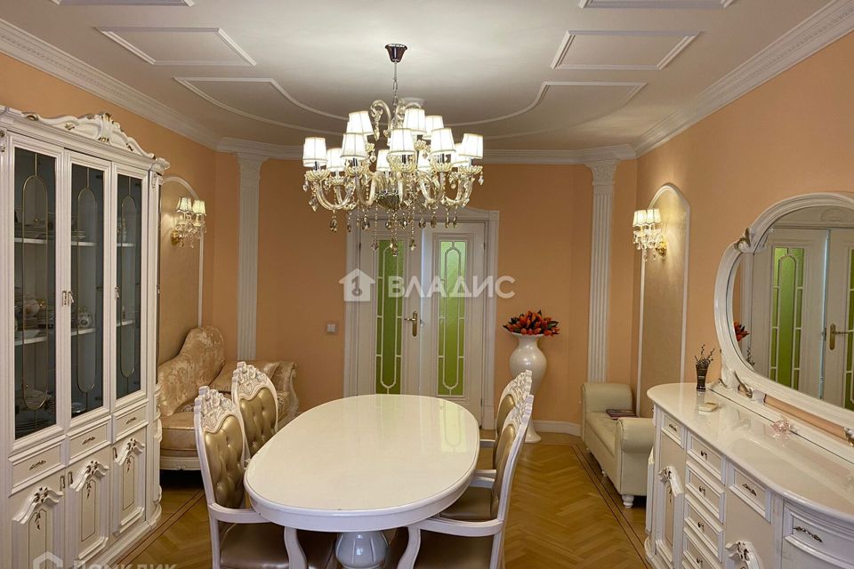 Продаётся 4-комнатная квартира, 201.6 м²
