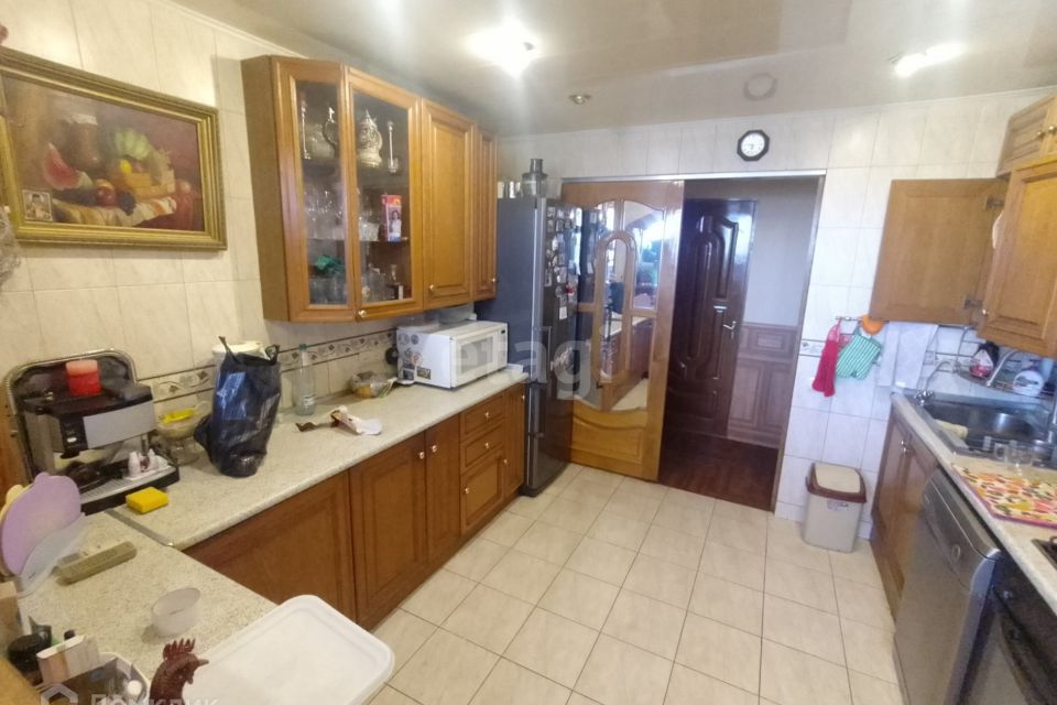 Продаётся 5-комнатная квартира, 233 м²