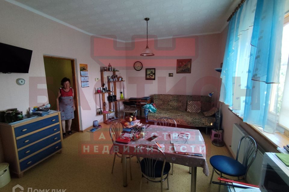 Продаётся 3-этажный дом, 300 м²