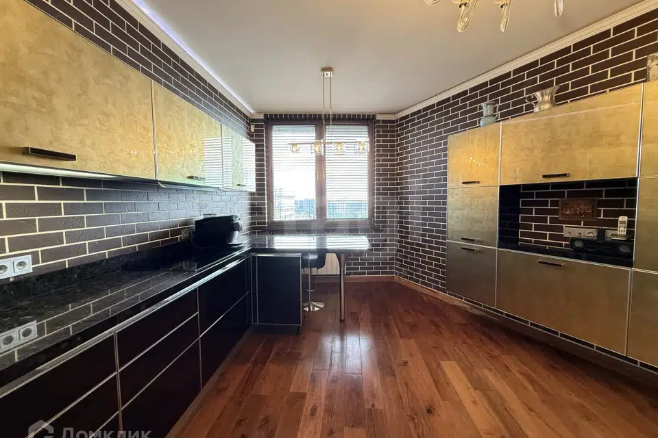 Продаётся 5-комнатная квартира, 185.4 м²