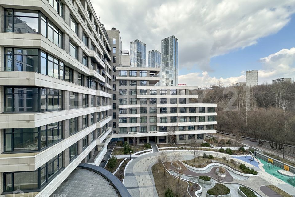 Продаётся 5-комнатная квартира, 215 м²