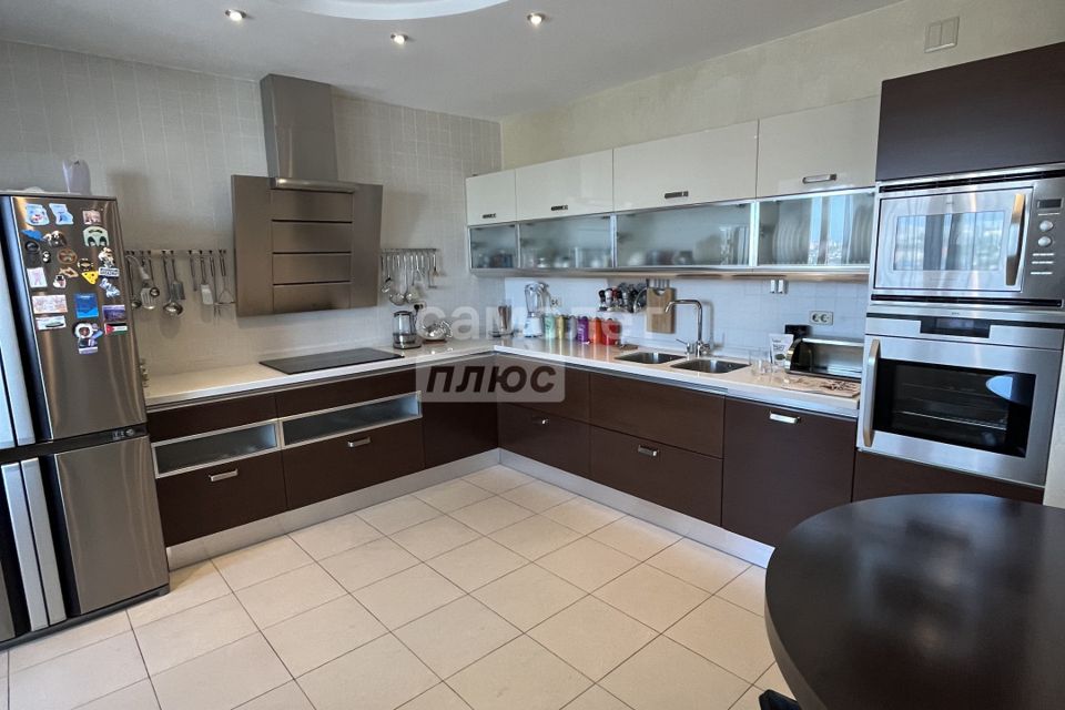 Сдаётся 4-комнатная квартира, 145 м²