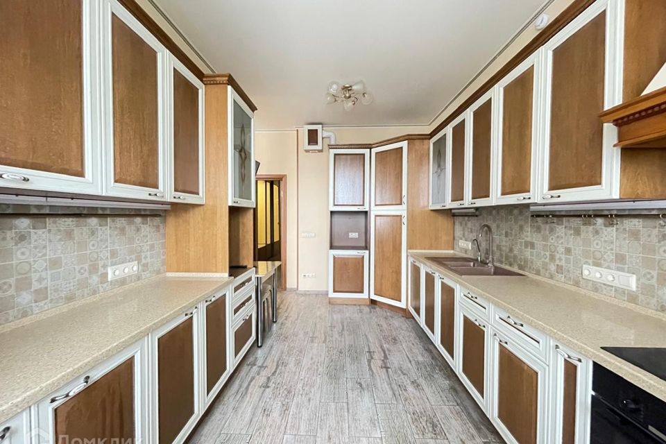 Продаётся 7-комнатная квартира, 185.5 м²