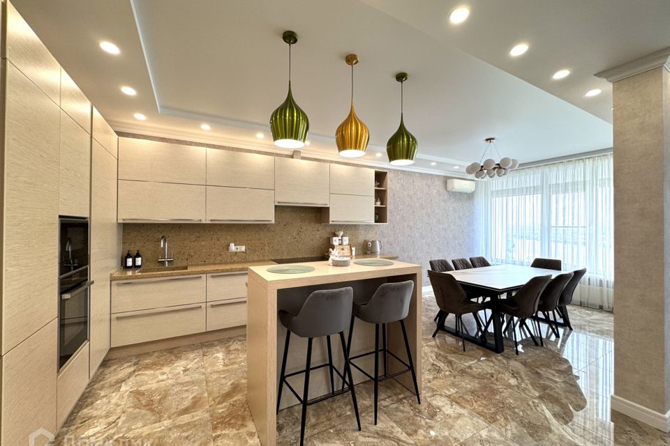 Сдаётся 4-комнатная квартира, 142 м²