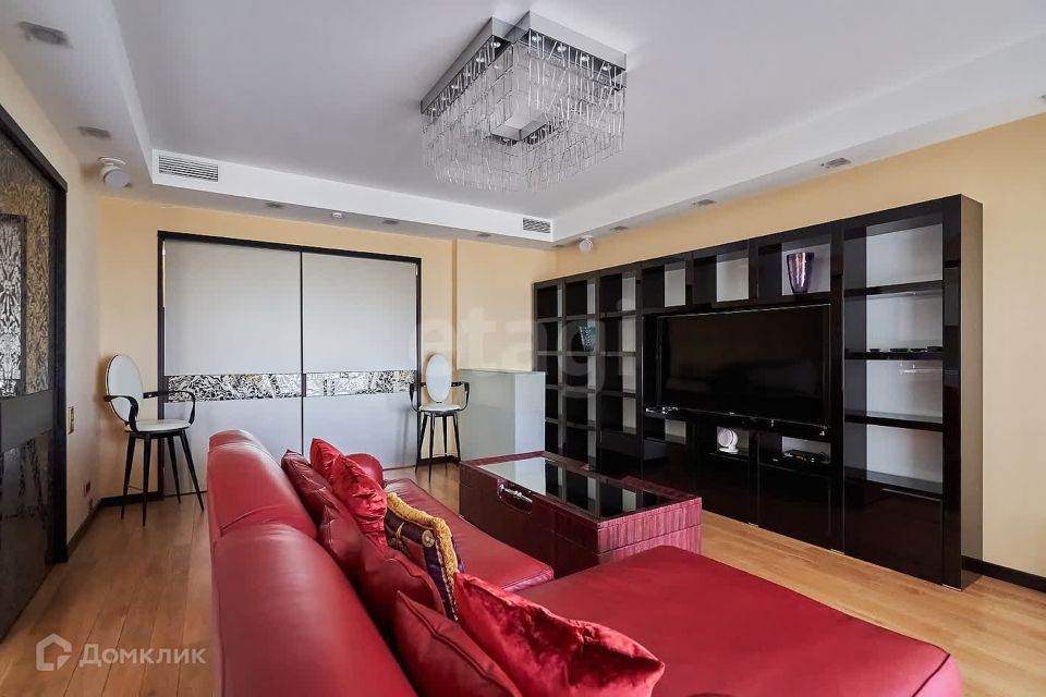 Продаётся 3-комнатная квартира, 135 м²